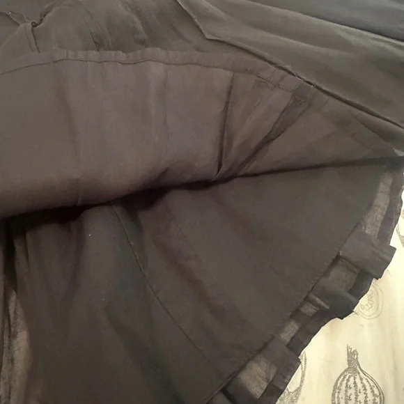 Elegant Black Skirt - Picture 2 of 4